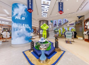 继大陆首家潮流旗舰店后，MLB又在上海开了大中华区最大面积旗舰店